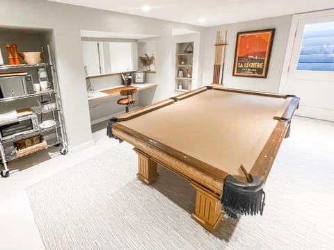 Billiard, Game Room