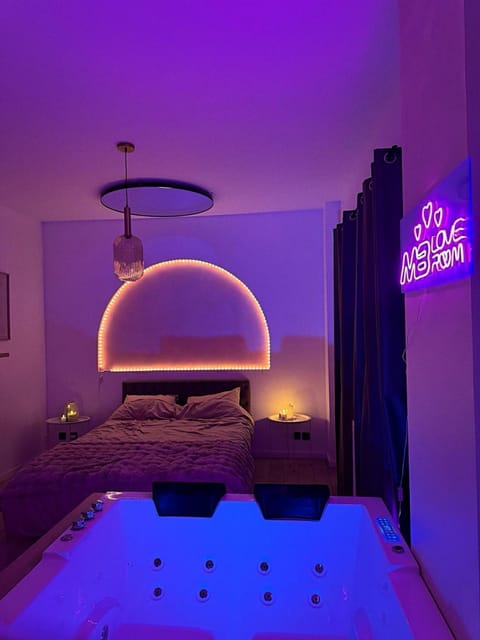 MB Loveroom Jacuzzi Apartment in Drancy