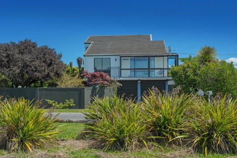 Kina Beach House House in Tasman District, Tasman, New Zealand