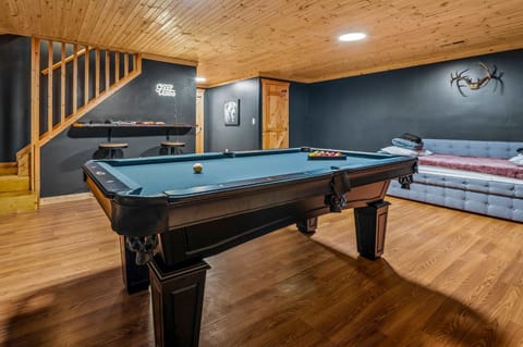 Billiard, Game Room