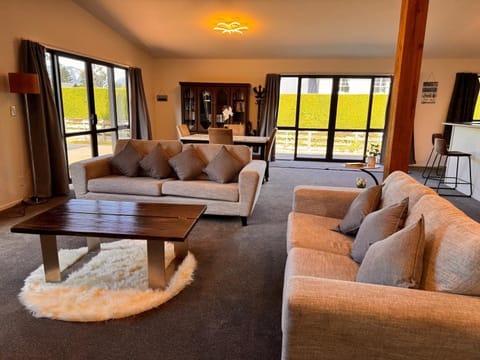 Communal lounge/ TV room, TV and multimedia, Living room, Seating area, Evening entertainment