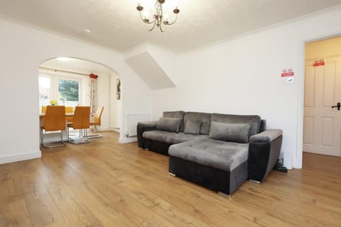 Charming Bradley Stoke 4BR with Private Garden Apartment in Bristol