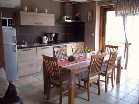 Coffee/tea facilities, Kitchen or kitchenette, Dining area, dishwasher, oven, stove