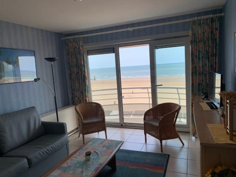 TV and multimedia, View (from property/room), Balcony/Terrace, Living room, Seating area, Sea view