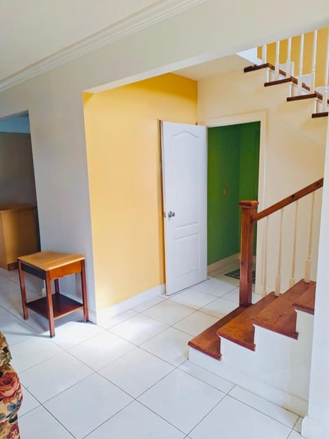 House with pool, shops, 3mins from Montego Bay Airport and near Beach Strip Apartment in Montego Bay