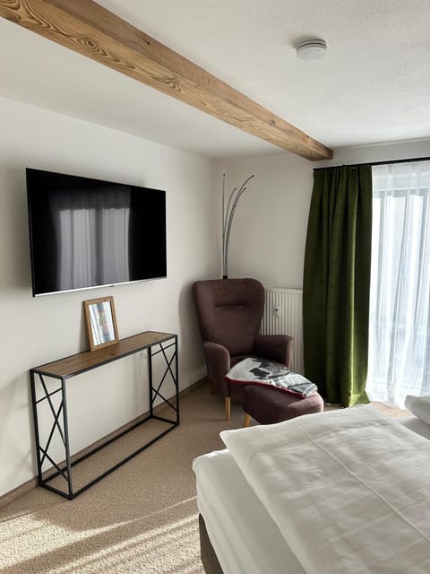 TV and multimedia, Seating area, Bedroom