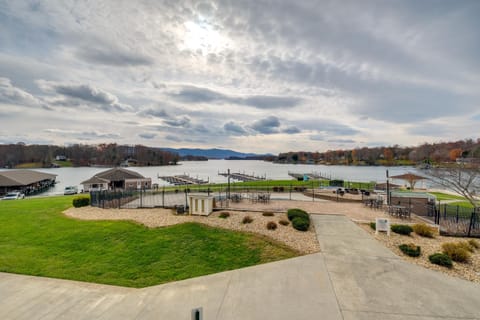 Balcony and Serene Views Cozy Condo in Huddleston! Wohnung in Smith Mountain Lake