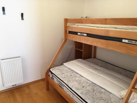 Bedroom, bunk bed