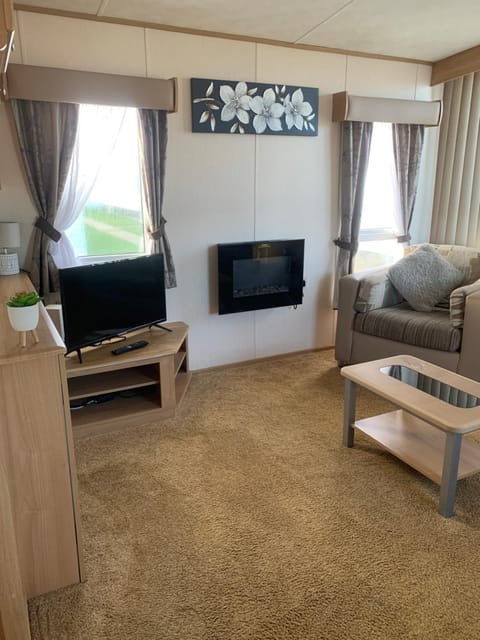 B58 3bed caravan, sleeps up to 8, free Wi-Fi, parking House in Towyn