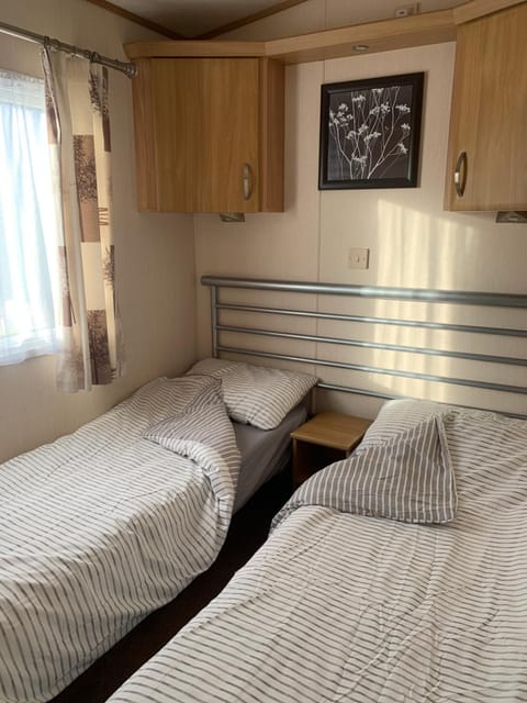 B58 3bed caravan, sleeps up to 8, free Wi-Fi, parking House in Towyn