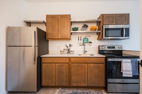 Kitchen or kitchenette, oven