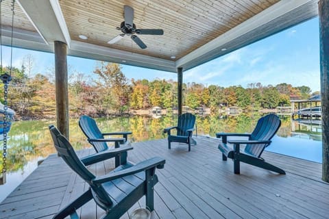 Waterfront Lake House Ideal Dock for Boats, Swimming, Fishing Casa in Smith Mountain Lake