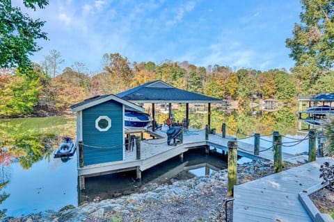 Waterfront Lake House Ideal Dock for Boats, Swimming, Fishing Casa in Smith Mountain Lake