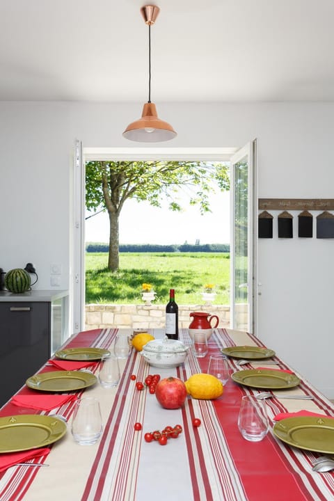 Dining area, Food, Drinks