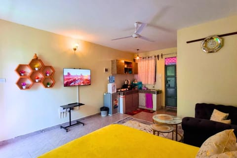 Communal lounge/ TV room, Bed, TV and multimedia, Kitchen or kitchenette, Living room, Seating area, Bedroom