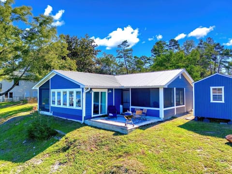 Fish & Dog Cottage House in Carrabelle