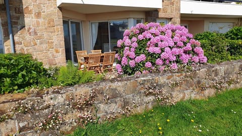 Appartement T2, RDJ, 2 étoiles, Vue mer panoramique, Côte de Granit Rose Apartment in Louannec