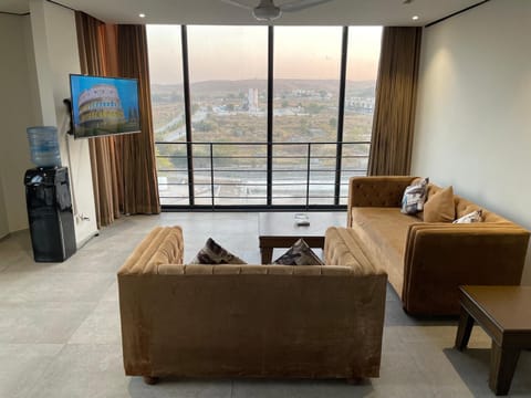 Communal lounge/ TV room, Natural landscape, TV and multimedia, Living room, Seating area, Evening entertainment, Mountain view