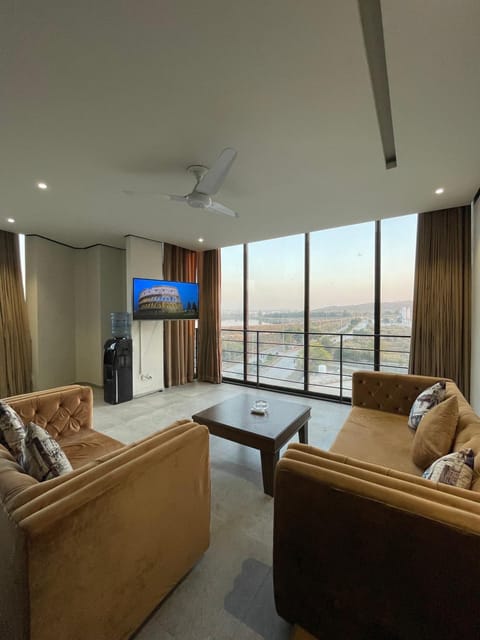 Communal lounge/ TV room, TV and multimedia, Living room, Seating area, Evening entertainment