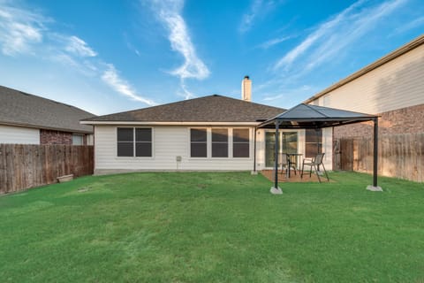 Luxury And Cozy Home 3BD, 2BATHS Villa in Little Elm