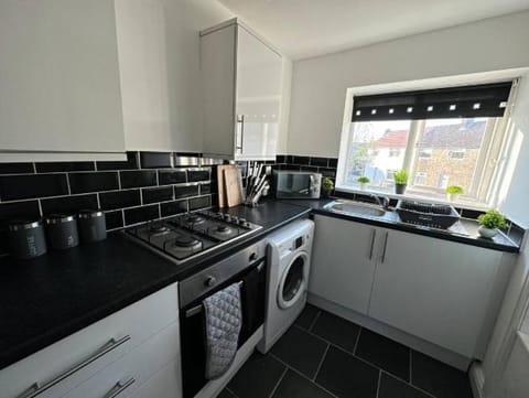 Comfy 1 BR Apartment - Sleeps 2 with Free Parking! Apartment in St Helens