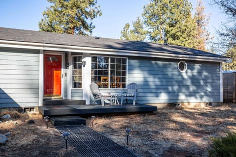 Charming 3-Bedroom Home in Bend with Hot Tub Game Room & Spacious Family Dining House in Deschutes River Woods