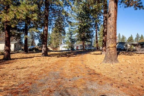 Charming 3-Bedroom Home in Bend with Hot Tub Game Room & Spacious Family Dining House in Deschutes River Woods