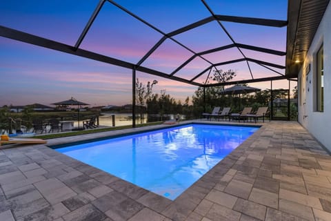 Canal Tranquility, Heated Saltwater Pool -Lazy Turtle Retreat - Roelens House in Cape Coral