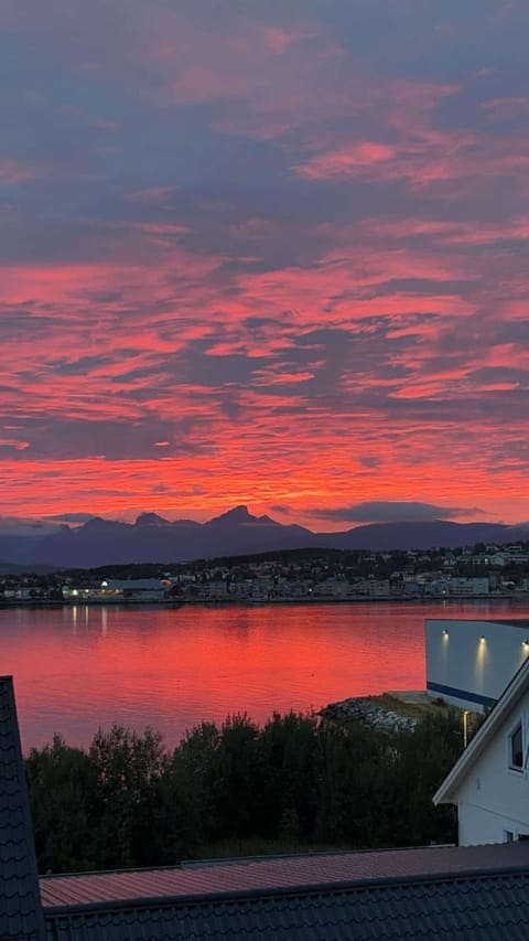 Tromsø - seksjonert hus i nydelige omgivelser Apartment in Tromso