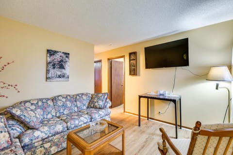 2 Mi to Kansas State Fairgrounds Cozy Apartment! Apartamento in Hutchinson