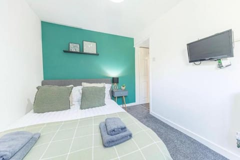 Bed, TV and multimedia, Photo of the whole room, Bedroom, towels