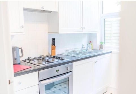 Kitchen or kitchenette, dishwasher, minibar, stove