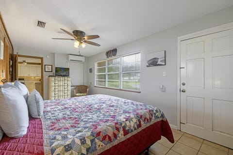 Creamsicle Cottage House in Cedar Key