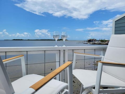 White Pelican A-1 Sunset views Apartamento in Cedar Key