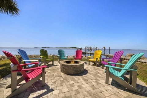 Pelican Place - Waterfront launch and fire pit Haus in Cedar Key