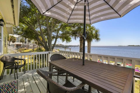 Pelican Place - Waterfront launch and fire pit Haus in Cedar Key