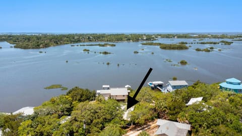 Hook, Wine and Sinker Cottage House in Cedar Key