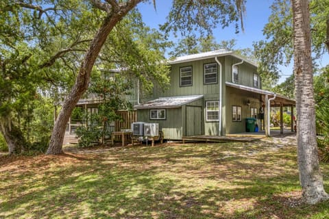 Hill top house with amazing views and bay side dock with fishing deck Maison in Cedar Key