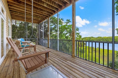 Bayside Sunset View Luxury House in Cedar Key