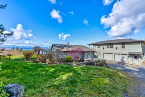 Family home at Whidbey Island Cliffside Escape and Ocean Views Haus in Greenbank