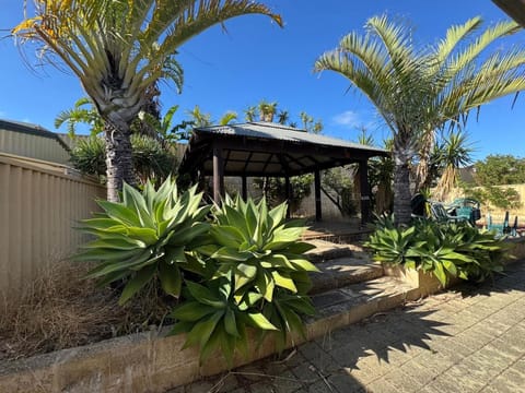 Property building, Spring, Day, Garden, Garden view