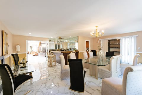 Luxury Home For All Occasions Casa in Islip