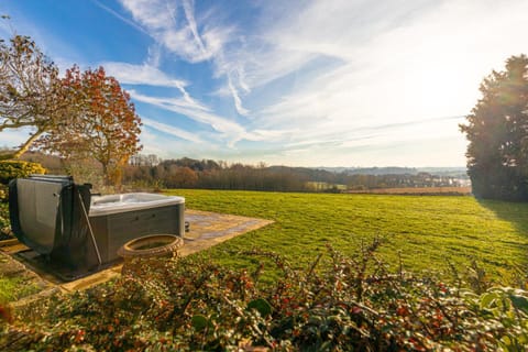 Far Heath House with Hot Tub House in Daventry District