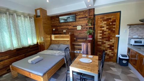 Restaurant/places to eat, Bed, Seating area, Bedroom