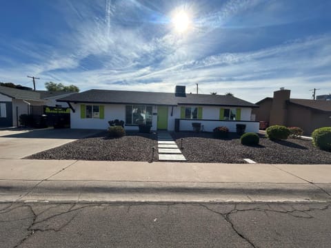 Papago Adobe- Backyard Oasis near Old Town, Pool, Hot Tub and Dogs Welcome! House in Scottsdale