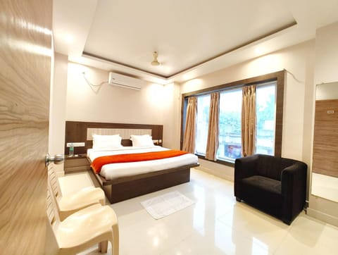 Bed, Living room, Photo of the whole room, Seating area, Bedroom, air conditioner