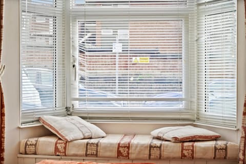 Bed, Living room, Photo of the whole room, Seating area, Bedroom, internet, towels