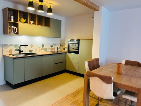 Coffee/tea facilities, Kitchen or kitchenette, Dining area, stove