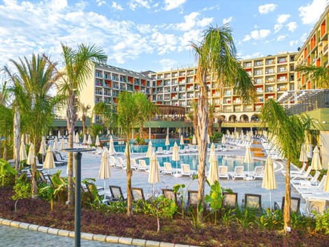 Property building, Day, Pool view, Swimming pool, sunbed