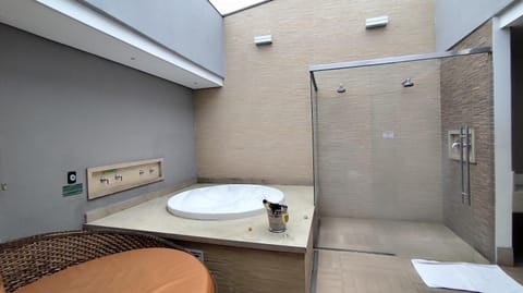 Shower, Hot Tub, Balcony/Terrace